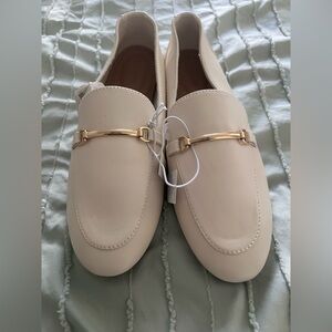 Elegant Cream Loafers with Gold Accent
